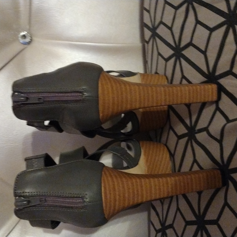 Shoes - Picture 3 of 4